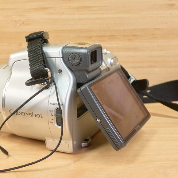 Sony DSC-H9 Digital Camera / 8.1MP / 15x Carl Zeiss Zoom Lens / Japan - Picture 8 of 11